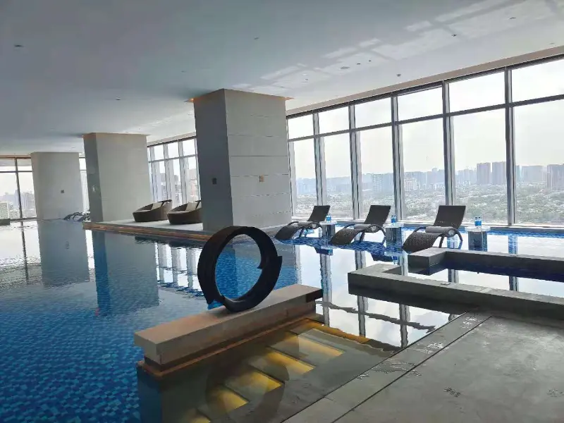 Toplotna črpalka in sistem klimatske naprave Blueway za bazen zagotavljata vseletno udobje v Chengdu Bay Hotel Sky Infinity Pool